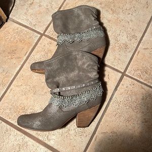 Cute grey cowgirl boots!